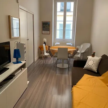 Charming Air-conditioned Apartment-prime Location In Old 아파트 니스