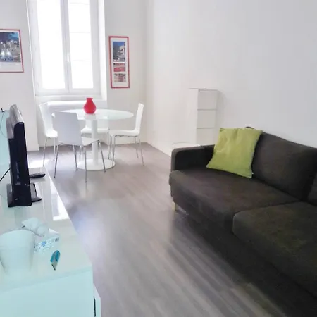 Charming Air-conditioned Apartment-prime Location In Old