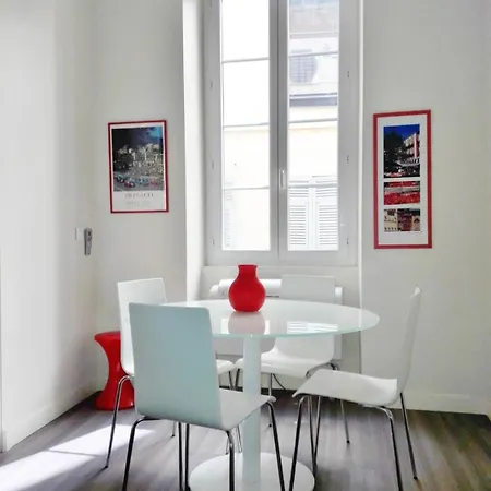 Charming Air-conditioned Apartment-prime Location In Old 아파트