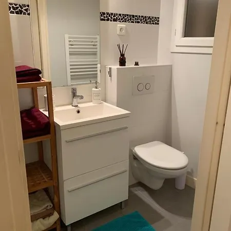 Charming Air-conditioned Apartment-prime Location In Old