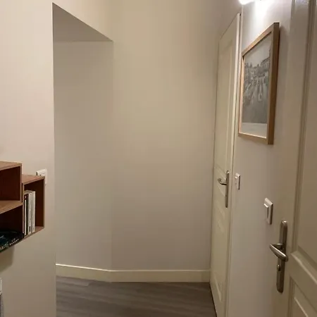Charming Air-conditioned Apartment-prime Location In Old Daire
