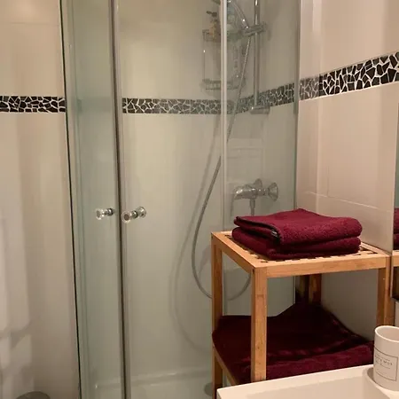 Charming Air-conditioned Apartment-prime Location In Old 아파트